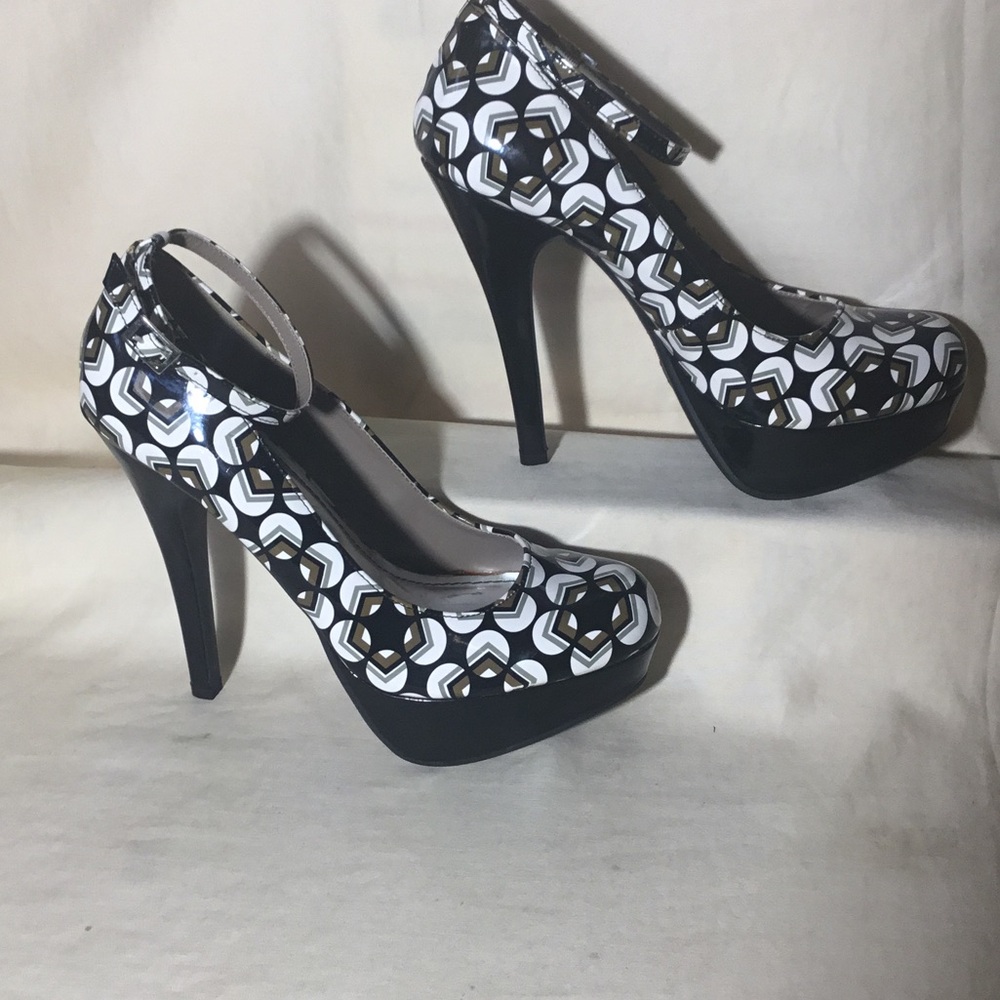 BAMBOO Black and White Geometric Ankle-Strap Platform Pumps